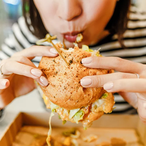 Γιατί τρως παραπάνω όταν είσαι κουρασμένη;