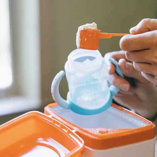 Γάλα φόρμουλα: 'Περιττό και διατροφικά ελλιπές' σύμφωνα με τους ειδικούς