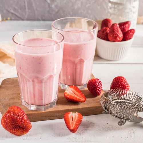 Πρωινό smoothie με φράουλες και γάλα καρύδας
