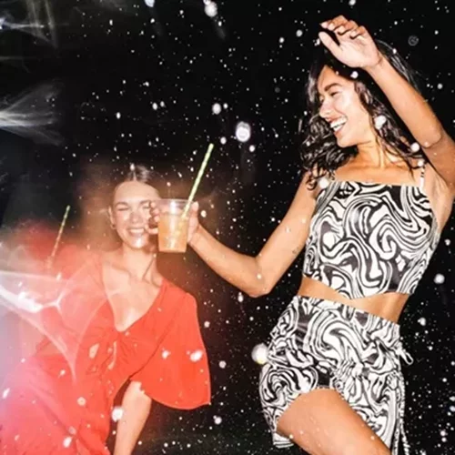 Ετοιμάζεις βαλίτσα; Βρήκαμε τα απαραίτητα των διακοπών για day to night outfits στην Pink Woman