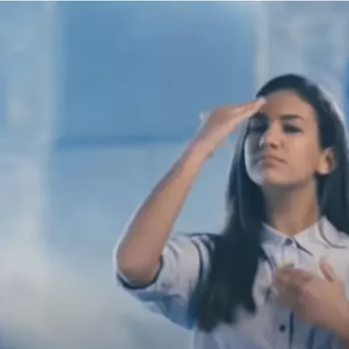 O Εθνικός Ύμνος "μεταφράστηκε" στη νοηματική γλώσσα (βίντεο)