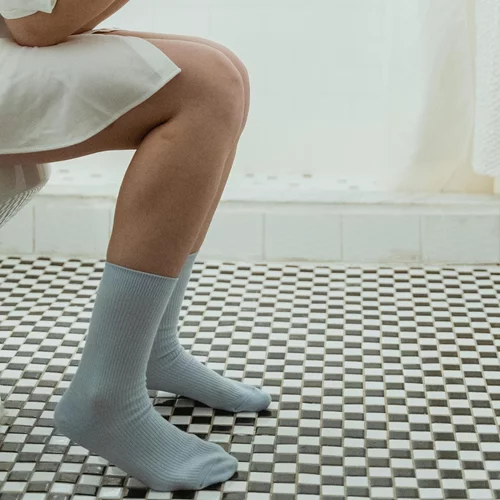 Τι κινδυνεύεις να πάθεις αν κάθεσαι στην τουαλέτα πάνω από 15 λεπτά