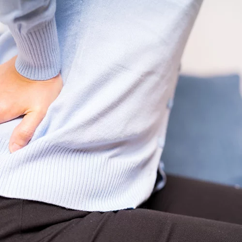 Ξέχνα τις ατελείωτες φυσικοθεραπείες – αυτό το workout ανακουφίζει τον πόνο στο ισχίο