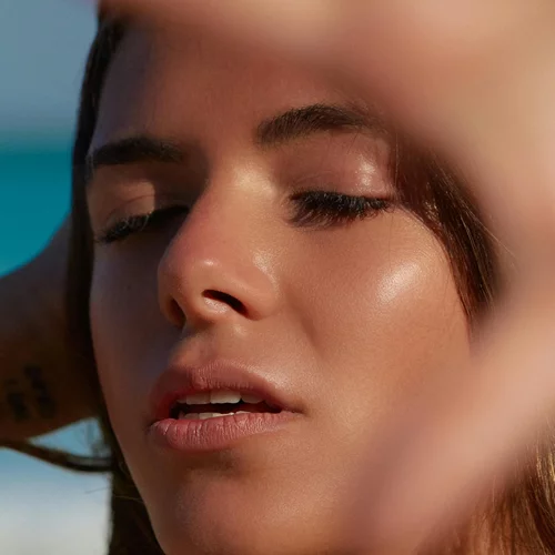 Ξηρή και θαμπή επιδερμίδα μετά το καλοκαίρι; Τα SOS βήματα για λάμψη και ελαστικότητα