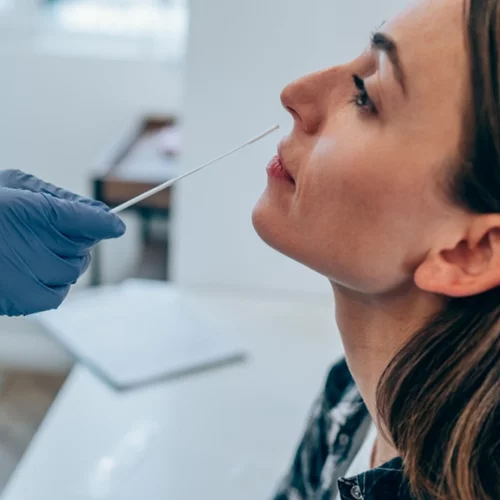 Έχεις θετικό rapid test: Μπορεί να είναι "ψευδώς θετικό"; Τι λένε οι ειδικοί