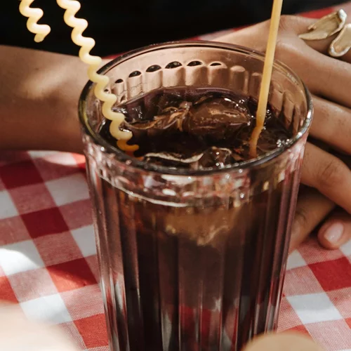 Γιατί το να πίνεις ζάχαρη είναι χειρότερο από το να την τρως;