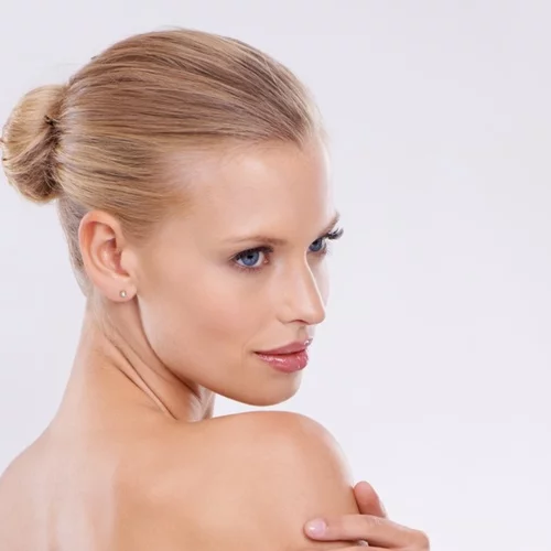 Γιατί η επιδερμίδα μας γίνεται ολοένα και πιο ξηρή όσο μεγαλώνουμε; Μια επιστημονική εξήγηση