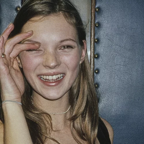 Χτενίσματα: Το απόλυτο '90s hair trick των supermodels για να δείχνεις πιο σέξι