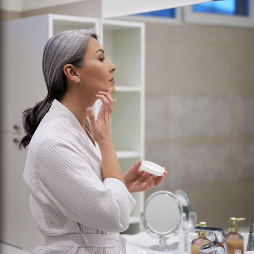 Οι skincare αλλαγές που κάθε γυναίκα θα πρέπει να κάνει μετά τα 50