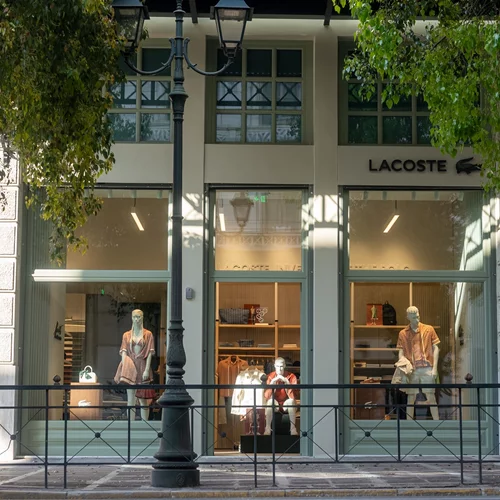 Lacoste: Νέα boutique στο εμβληματικό Μέγαρο Αρσακείου