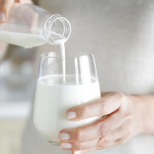 Δεν είναι το αγελαδινό: Ποιο γάλα πρέπει να πίνεις μετά τα 50 για δυνατούς μυς και λιγότερο λίπος;