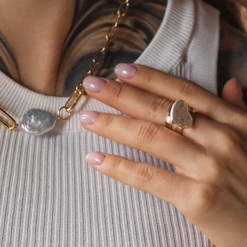 Αυτό το μανικιούρ δίνει αξεπέραστο στυλ στα κοντά νύχια