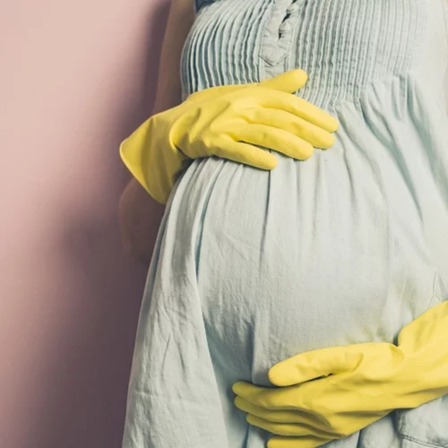 Είσαι έγκυος; Μην το παρακάνεις με την απολύμανση