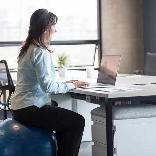 Είναι οφέλιμο να χρησιμοποιείς μπάλα γυμναστικής αντί για καρέκλα;