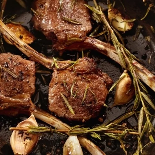 Σαν στα κάρβουνα: Πώς θα φτιάξεις λαχταριστά παϊδάκια στον φούρνο ή στο τηγάνι