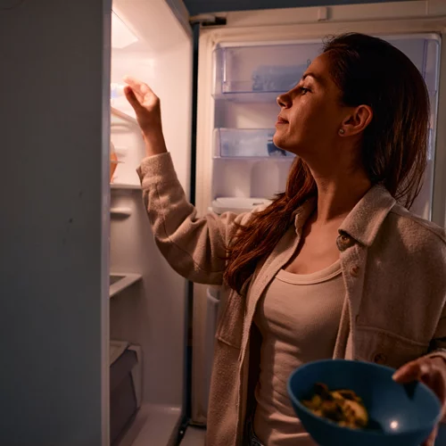 6 συνήθειες που σε κάνουν να πεινάς το βράδυ - και πώς να τις σταματήσεις!