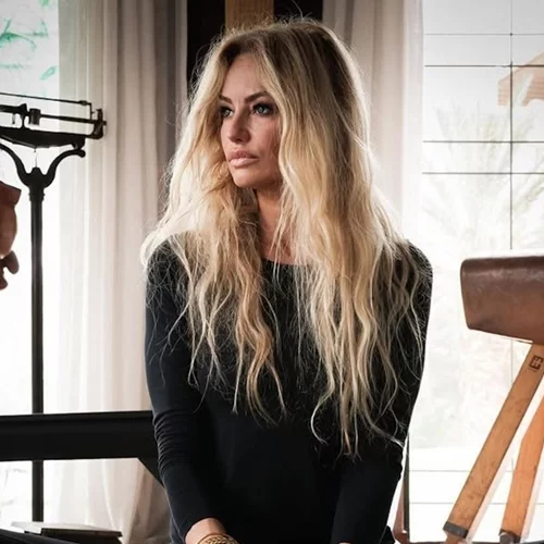 Adriana Karembeu: Ο Νο1 χυμός αποτοξίνωσης που επιλέγει για καλλίγραμμη σιλουέτα μετά τα 50