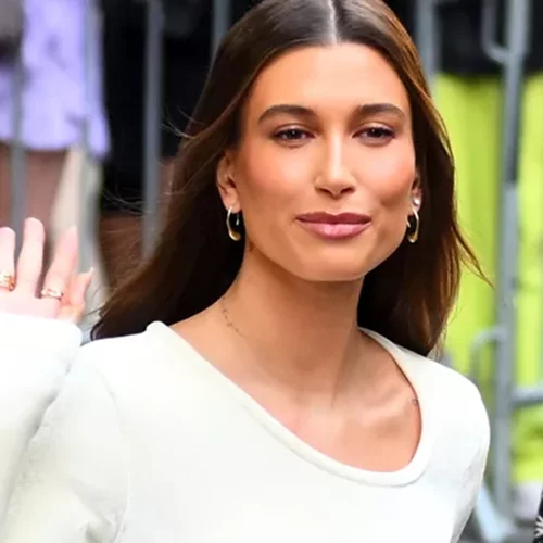 H Hailey Bieber λάνσαρε τη νέα τάση στο μανικιούρ (μετά τα glazed donut nails)