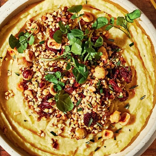 Φαγόπυρο με αποξηραμένα κεράσια και φουντούκια πάνω σε πουρέ από καρότα