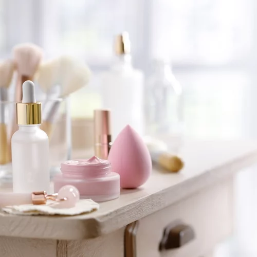 Γνωρίζεις πότε λήγουν τα καλλυντικά σου; Ένας σύντομος οδηγός για να ξέρεις πότε να αποχωριστείς ποιο προϊόν