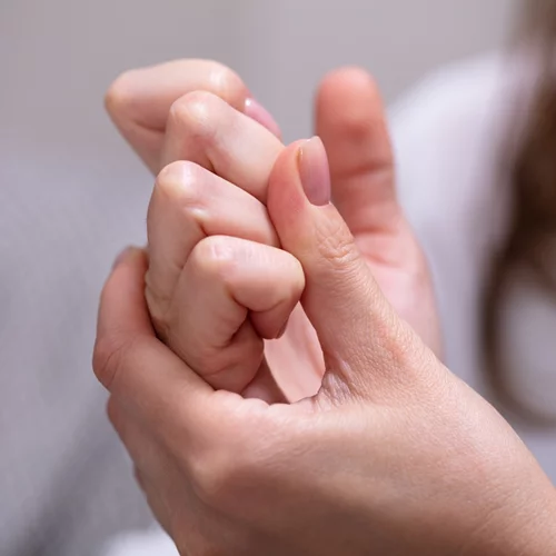 Το να "σπάμε" τα δάχτυλά μας προκαλεί αρθρίτιδα: Μύθος ή αλήθεια;