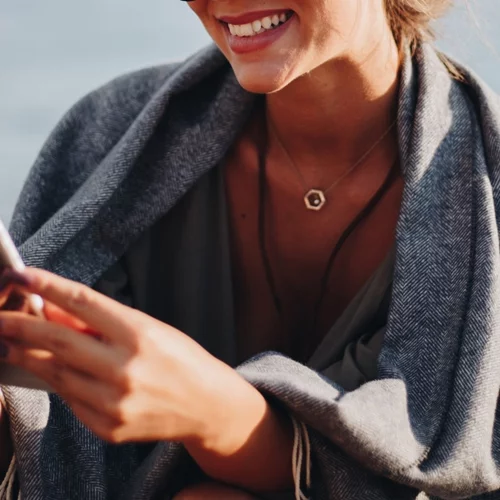 Αφήνεις το κινητό στον ήλιο; Δες τι μπορεί να πάθει