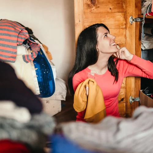 Βαριέσαι το ξεσκαρτάρισμα; Η "μέθοδος διάλυσης" θα σου "λύσει" τα χέρια - Δες πώς θα την κάνεις