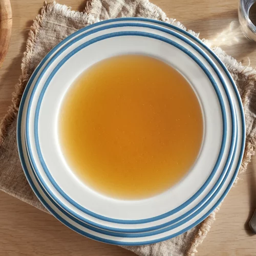 Ζωμός κόκαλου: Ποια είναι τα οφέλη του (spoiler: είναι γεμάτος κολλαγόνο που κάνει το δέρμα να λάμψει)