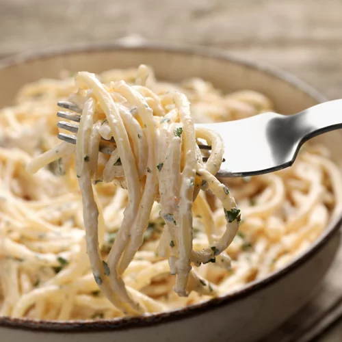 Συνταγή: Κρεμώδης μακαρονάδα με πέστο και γιαούρτι - έτοιμη σε 15 λεπτά