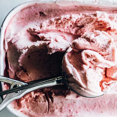 Σπιτικό παγωτό με φράουλες και ανθότυρο: Η συνταγή που συνδυάζει πρωτεΐνη, φρούτα και απόλαυση