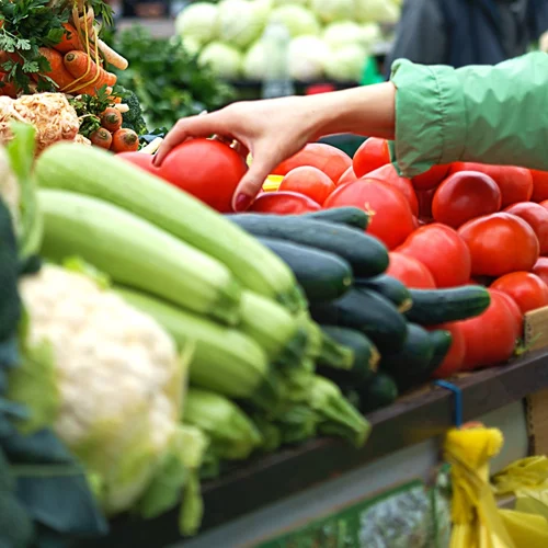 Ο #1 κανόνας που οι διατροφολόγοι ακολουθούν πάντα όταν αγοράζουν φρέσκα προϊόντα