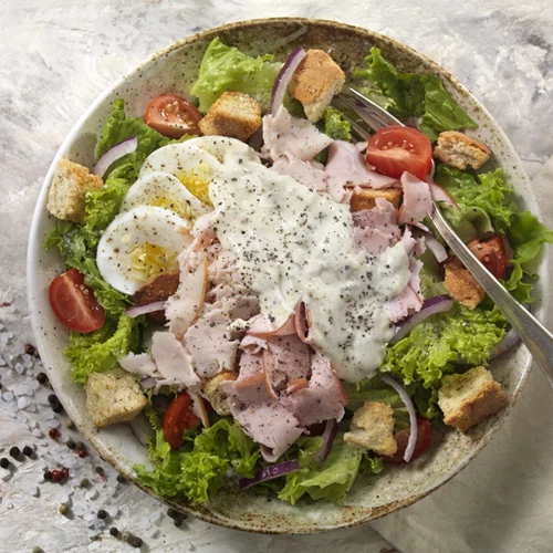 Σαλάτα του σεφ με πασχαλινά αυγά: Η δροσιστική σαλάτα που θα συνοδευσει τέλεια το αρνί