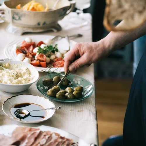 5 κανόνες της μεσογειακής διατροφής: πλήρες γάλα, τουρσί και οι φυτικές ίνες που χαρίζουν υγιές σώμα