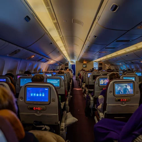 Όσα κάνουν οι ταξιδιώτες σε αεροπλάνα και τρένα και μας σπάνε τα νεύρα