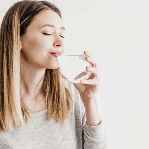 Πόσο νερό πρέπει να πίνουμε για να είμαστε υγιείς; Η επιστημονική απάντηση