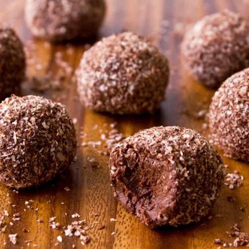 Πεντανόστιμα τρουφάκια σοκολάτας με 3 υλικά και χωρίς προσθήκη ζάχαρης