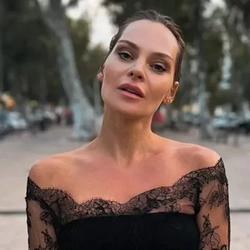 Η Υβόννη Μπόσνιακ φόρεσε το κραγιόν που κάνει τις μελαχρινές να δείχνουν πολύ γοητευτικές