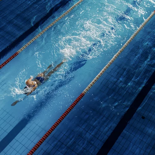 Μία απλή προπόνηση κολύμβησης που καίει θερμίδες στο νερό!