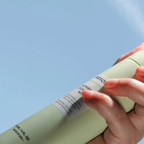 Ρολό αποσμητικό vs. αποσμητικό σπρέι: Ποια είναι τελικά η διαφορά τους;