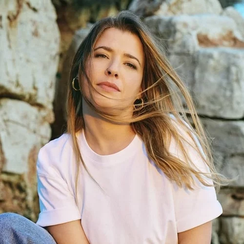 Δεν την έχεις ξαναδεί έτσι: Η Ιουλία Καραπατάκη σε zipline πάνω από τον Αχέροντα!