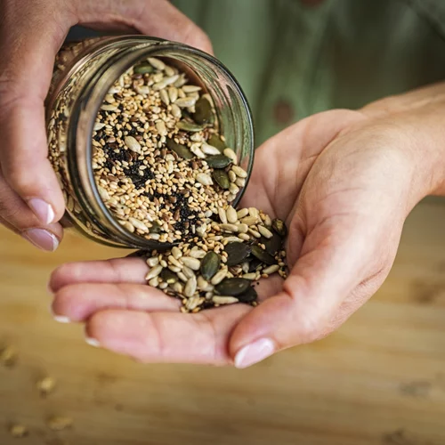 Φυτικές ίνες εκτός σαλάτας: Οι καλύτερες πηγές αν βαριέσαι τα φρούτα και τα λαχανικά