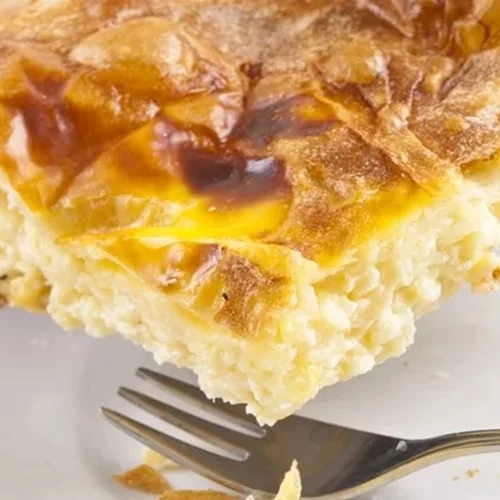 Πανεύκολη κρεμώδης τυρόπιτα με γιαούρτι και φύλλο κρούστας