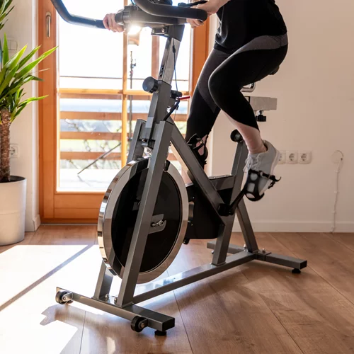 Πώς φεύγουν τα ψωμάκια; Δοκίμασε αυτό το 30λεπτο πρόγραμμα σε διάδρομο και ποδήλατο