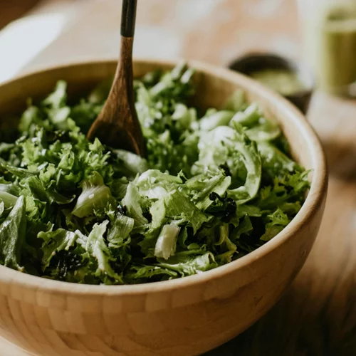 Το τρικ μου για τη σαλάτα: Πώς αξιοποιώ σωστά αυτή τη μία κ.σ. ελαιόλαδο