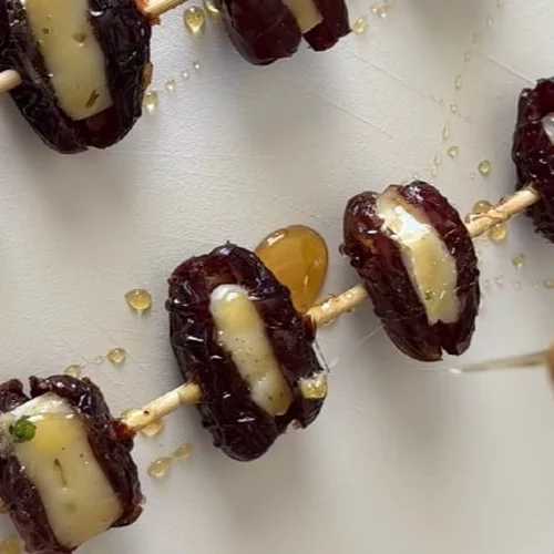 Χουρμάδες γεμιστοί με τυρί στη σχάρα - μια απίθανη ιδέα