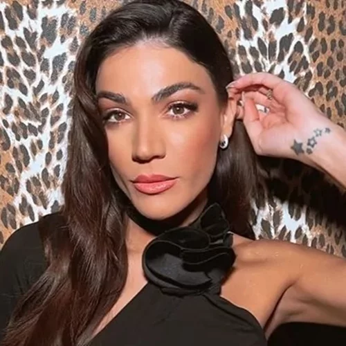 Η Ήβη Αδάμου με το μανικιούρ που θα αναδείξει το μαύρισμά σου