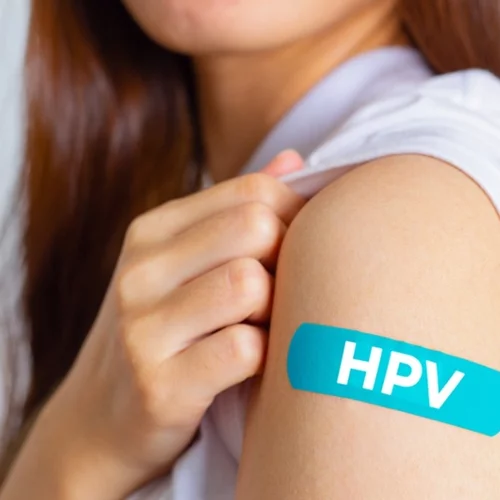 Εμβόλιο HPV: Οι δύο σοβαρές μορφές καρκίνου από τις οποίες προστατεύει