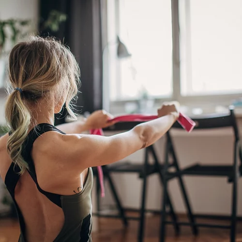 Κυρτοί ώμοι: Οι καλύτερες ασκήσεις για να διορθώσεις τη λάθος στάση σώματος