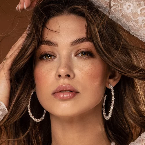 Τα glitter lips είναι η πιο glam τάση μακιγιάζ για τα looks των γιορτών