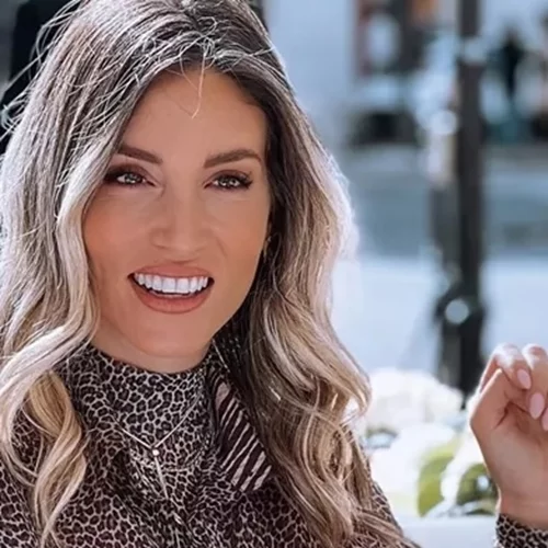 Η Αθηνά Οικονομάκου βρήκε το χτένισμα που "σώζει" κάθε bad hair day